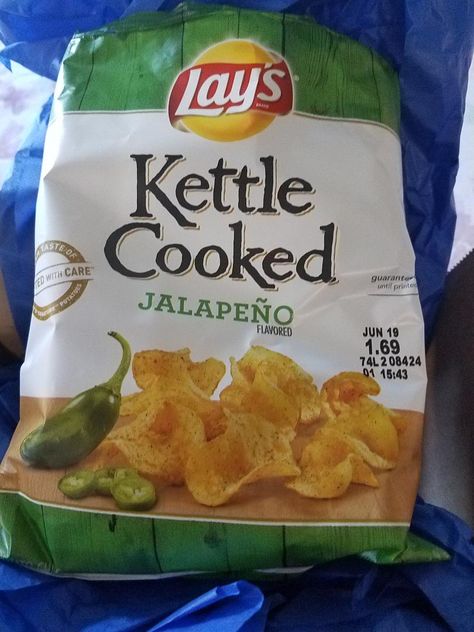 Kettle Cooked Chips, Festive Recipes, Batch Cocktails, Junk Food Snacks, Food Babe, Weird Food, Food Goals, Food Videos Cooking, Food Obsession