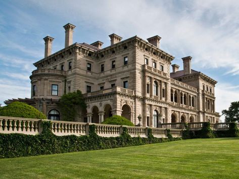 Look inside the Breakers, a 70-room, 138,300-square-foot mansion that belonged to one of America's wealthiest Gilded Age families Newport Mansions, Cornelius Vanderbilt, Vanderbilt Mansions, New York Central Railroad, Marble Tub, Newport County, European Palace, The Gilded Age, Wealthy Lifestyle