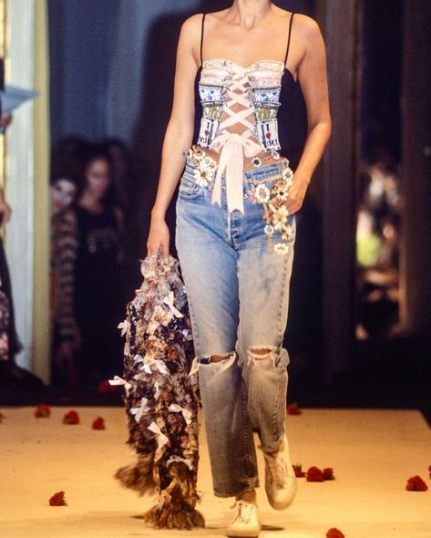 favorite look from moschino SS91 🌼☕️ 2000s Fashion Icons, Streetwear Inspo, Old Hollywood Glamour, Red Carpet Looks, 2000s Fashion, Hollywood Glamour, Cute Fits, Spring Summer Outfits, Playing Dress Up