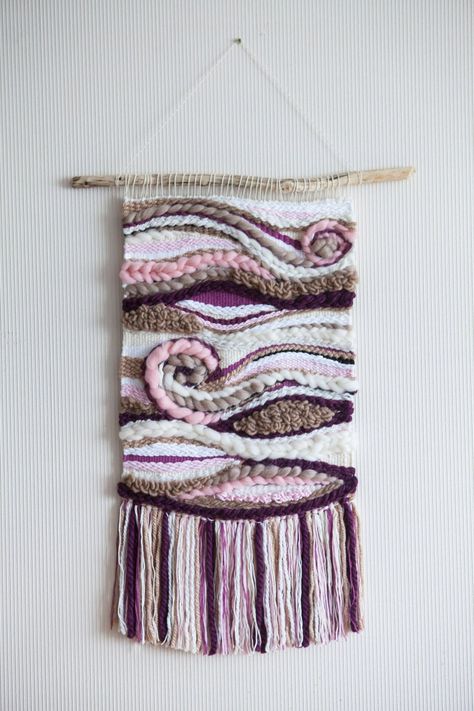 Art Yarn Weaving, Yarn Crafts For Kids, Art Weaving, Woven Wall Hangings, Basket Weaving Diy, Loom Projects, Weaving Loom Diy, Loom Craft, Weaving Loom Projects