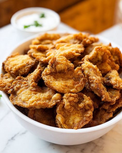 Crispy Fried Oyster Mushrooms: A delicious vegan alternative to fried chicken, perfect for snacks or appetizers. Quick, easy, and packed with flavor! #VeganRecipe #MushroomLover #PlantBased #EasySnacks #AppetizerIdeas Vegan Fried Chicken Oyster Mushrooms, Fried Oyster Mushroom Recipe, Fried Oyster Mushrooms, Crispy Mushrooms, Oyster Mushroom Recipe, Fried Oyster, Vegan Fried Chicken, Vegan Fries, Fried Oysters