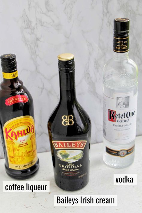 I'm obsessed with this Baileys White Russian cocktail. It's super easy to make, and this recipe is the perfect blend of coffee liqueur (I use Kahlua), vodka, and Baileys Irish cream. It's become one of my favorite dessert inspired cocktails. Baileys Irish Cream Recipes Drinks, Baileys White Russian, White Russian Recipe Kahlua, Baileys White Russian Recipe, Irish Cream Recipe Drinks, Baileys Christmas Drinks, Baileys Cocktails Recipes, Kahlua Baileys Drinks, Baileys Irish Cream Cocktails