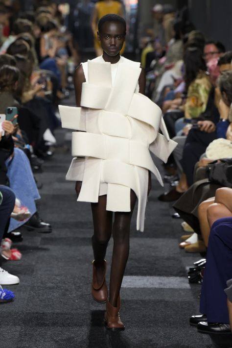 JW Anderson Spring 2025 Ready-To-Wear Collection [PHOTOS] English Style, Jw Anderson, British Design, Fashion Week Spring, London Fashion Week, Fashion News, Trench Coat, Ready To Wear, Fashion Week