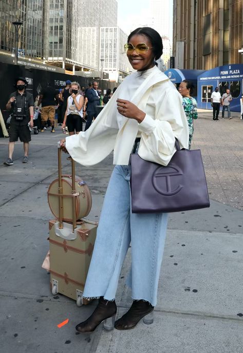 Telfar Bag Street Style, Bag Street Style, Telfar Bag, Penn Station, Street Style Bags, Gabrielle Union, Scary Halloween Decorations, Zoe Kravitz, Celebrity Red Carpet