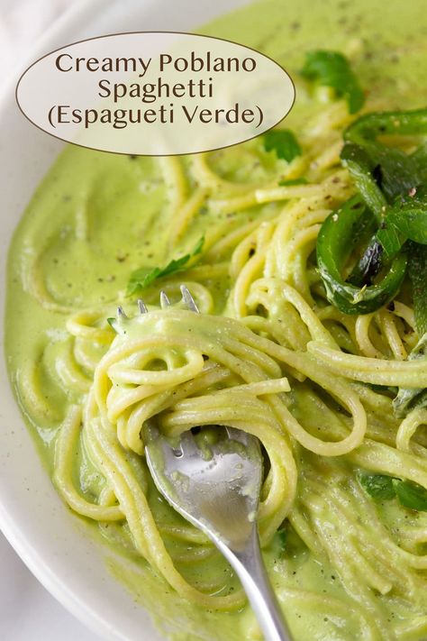 This Creamy Poblano Spaghetti (Espagueti Verde) is an excellent recipe for using roasted poblano peppers, which add both flavor and color to the beautifully silky pasta sauce. Poblano Chicken Pasta, Poblano Pepper Pasta, Poblano Spaghetti, Pasta Poblana, Pasta Gnocchi, Mexican Stuff, Vegetarian Spaghetti, Comfort Pasta, Roasted Poblano Peppers