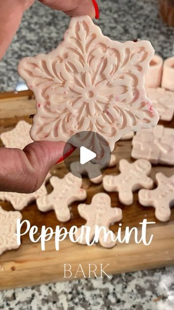 13K views · 1.3K likes | Kimberly Ross on Instagram: "Alright here’s my version of peppermint bark for 2023. I’m officially addicted to trying out different molds/shapes. It’s so funny I don’t like peppermint bark, but I love making it. Anyway if you have any questions let me know. #peppermintbark #christmasgiftideas #christmas2023" Bark Idea, Holiday Party Treats, Peppermint Recipes, Chocolate Covered Treats, Christmas Food Gifts, Candy Recipes Homemade, Easy Christmas Gifts, Peppermint Bark, Christmas Food Desserts