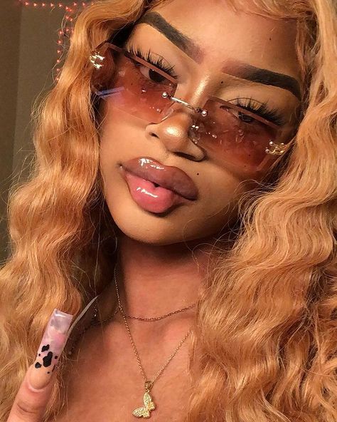 “bro how yk her ?” (@ffrenchie.friess) • Instagram photos and videos Clear Sunglasses Outfit, Glasses Fashion Eyewear, Sunglasses Aesthetic, Clear Sunglasses, Sunglasses Outfit, Glasses Makeup, Eyewear Fashion, Aesthetic Hair, Glasses Fashion