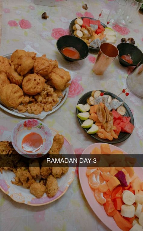 Ramadan Iftar Snap, Ramzan Iftar Pics, Sehri Ramadan Snapchat, Iftar Snap, Iftar Aesthetic, Ramzan Food, Dpz Couple, Ramzan Iftar, Food Snap