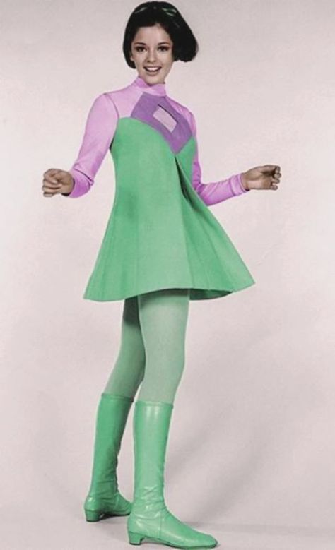 Amazing Space Age Fashion Designs by Pierre Cardin From the 1960s ~ Vintage Everyday Weird Science Lisa Outfits, Draw Dress, 1960s Space Age, Space Age Fashion, Futurism Fashion, Fashion 60s, Mod Mini Dress, 60s 70s Fashion, Space Fashion