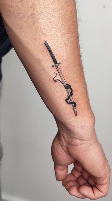 Tattoo Designs Men Anime, Amor Fati Tattoo, Zoro Tattoo, Tattoo Over Scar, Dragon Tattoos For Men, Tatuagem Masculina Pequena, Simple Arm Tattoos, Man Tattoo, Forearm Band Tattoos