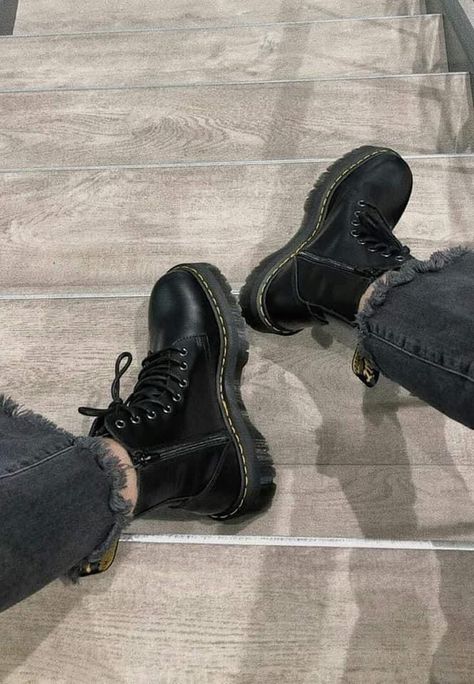 Doc Martens Aesthetic, Martin Boots, Winter 2022, Look Vintage, Pretty Shoes, Dream Shoes, Doc Martens, Winter Shoes, Dr. Martens Boots