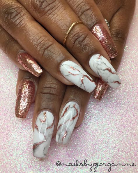 Nail Designs White, Acrylic Nails White, Rose Gold Nails Acrylic, Rose Gold Nails Glitter, Rose Gold Nail, White Almond Nails, White Nails With Gold, Rose Gold Nail Polish, Rose Gold Nails Design