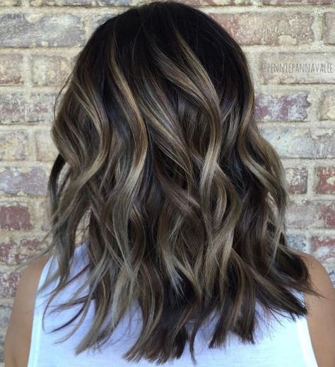 Medium Length Dark Hair With Highlights, Balayage Hair Dark Short, Medium Ombre Hair, Kort Bob, Thick Hair Cuts, Subtle Balayage, Balayage Hair Dark, Short Hair Balayage, Ombre Hair Color