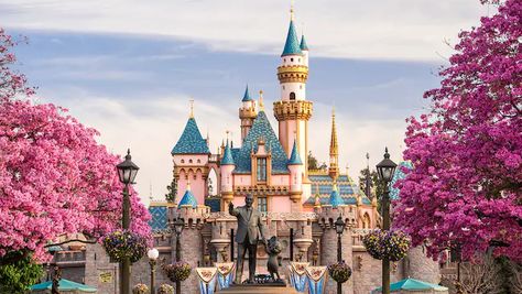 There is a NEW Disneyland Spring Resort Offer California Tourist Attractions, Disneyland History, Disney Parque, New Disney Movies, Dark Disney, Disneyland Hotel, Disney Wall, Space Mountain, Downtown Disney