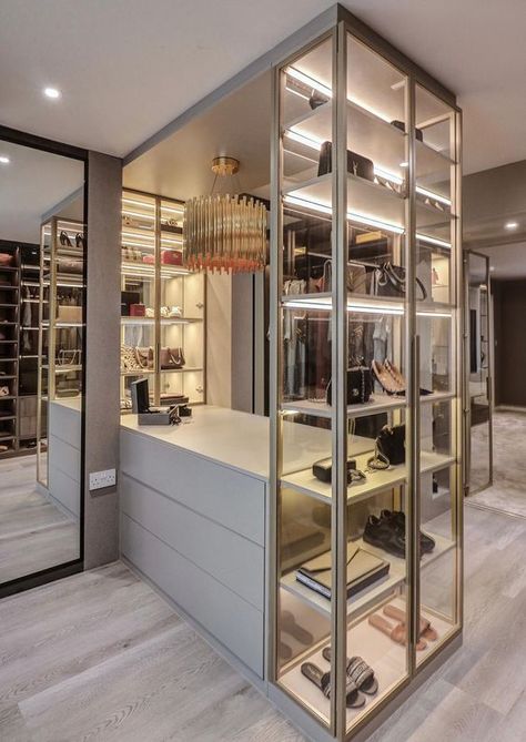 Closet Goals Walk In, Garderobe Room, Wardrobe Room Divider, Walk In Wardrobe Ideas Master Bedrooms, Wardrobe Island, Trillionaire Lifestyle, Walk In Closet Inspiration, Functional Closet, Room Organization Bedroom