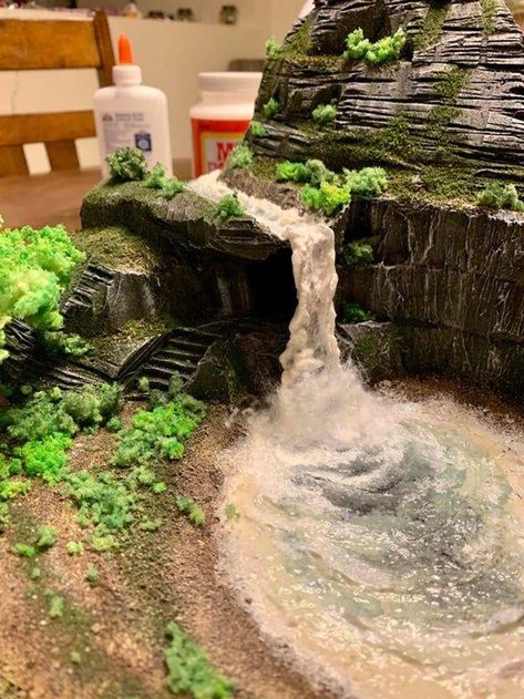 Dungeons And Dragons Diorama, Dnd Mini Display, Dungeons And Dragons Table Diy, Dungeons And Dragons Crafts Diy, D&d Diorama, Homemade Dnd Terrain, D&d Miniatures Diy, Dice Tower Ideas, D&d Props