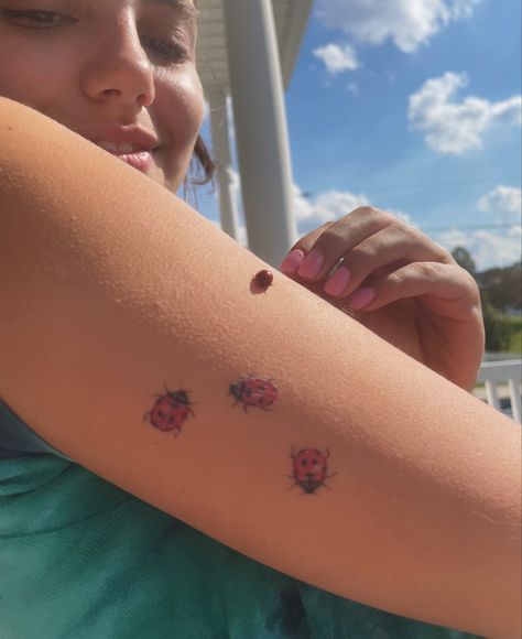 Ladybugs Tattoo, Ladybird Tattoo, Mode Zendaya, Henne Tattoo, Ladybug Tattoo, Lady Bug Tattoo, Funky Tattoos, Bug Tattoo, Summer Tattoo