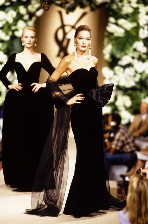 Carla Bruni au défilé Yves Saint-Laurent, Haute-Couture, collection Automne-Hiver 1995-96 à Paris en juillet 1995, France. (Photo by PAT/ARNAL/Gamma-Rapho via Getty Images) Yves Saint Laurent Couture, 90s Runway Fashion, Runway Fashion Couture, Runway Outfits, 80s And 90s Fashion, Carla Bruni, Fashion Couture, Mode Vintage, Mode Inspiration