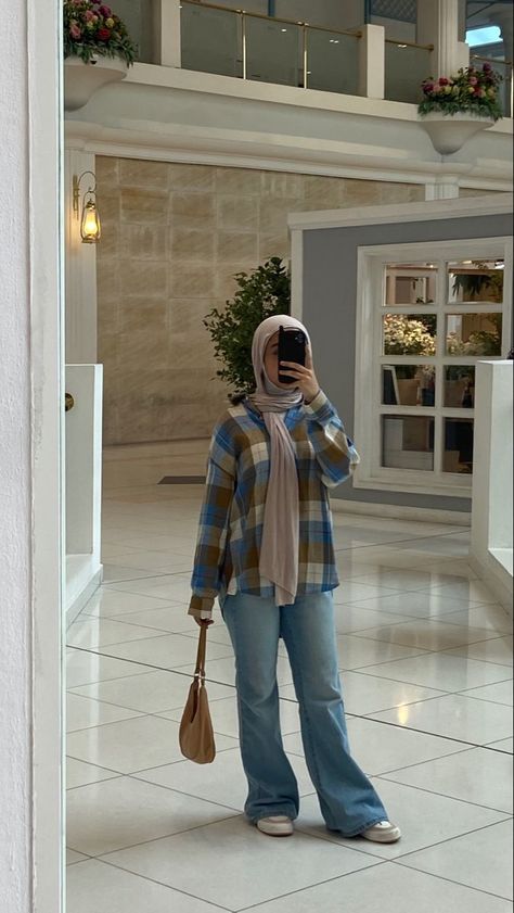 Hijab With Jeans Casual, Hijabi With Jeans, Flared Jeans Outfit Modest, Modest Flare Jeans Outfit, Hijabi Blouse Outfit, Wide Leg Jeans Outfit Modest, Flare Jeans Outfit Modest, Wide Leg Jeans Outfit Hijab, Casual Hijab Outfit Jeans