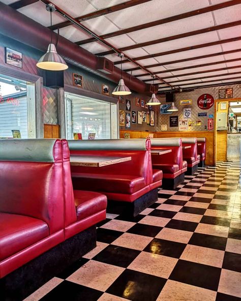 Victoria Pettitt on Instagram: “🤖” Diner Food Aestathic, 70s Diner, 60s Diner, American Cafe, 50's Diner, 50s Diner, Diner Recipes, Retro Diner, American Diner