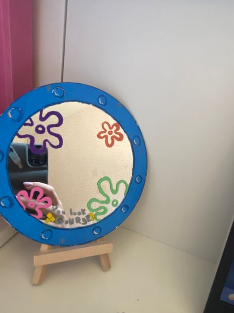 Small Mirror Painting Ideas Easy, Small Mirror Painting Aesthetic, Circle Mirror Painting Ideas, Spongebob Mirror, Square Mirror Painting, Mirror Painting Ideas Easy, Painting On Mirrors Aesthetic, Mirror Frame Painting, Drawing On Mirror Ideas