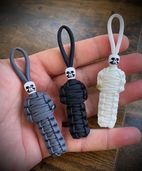 Must-Have Paracord & Lanyards: Top Beaded Designs Paracord Skeleton, Paracord Crafts, Halloween Keychain, Paracord Projects Diy, Paracord Accessories, Paracord Bracelet Patterns, Paracord Bracelet Tutorial, Paracord Lanyard, Crafts Beads