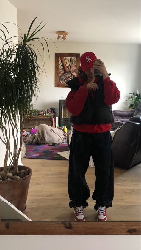 Beanie Outfit Comfy, Nyc Hoodie Outfit, Outfits With Red Hats Baseball, Red Fits Streetwear, Outfit With Red Jordans, Christmas Streetwear Outfit, Outfits With Red Zip Up Hoodie, Red Fitted Hat Outfit, Red Hat Outfit Baseball