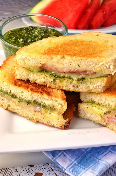 Pesto Grilled Cheese, Quick Sandwiches, Pesto Sandwich, Southwestern Recipes, Sliced Salami, Classic Grilled Cheese, Best Grilled Cheese, Country Recipes, Creamy Tomato Soup