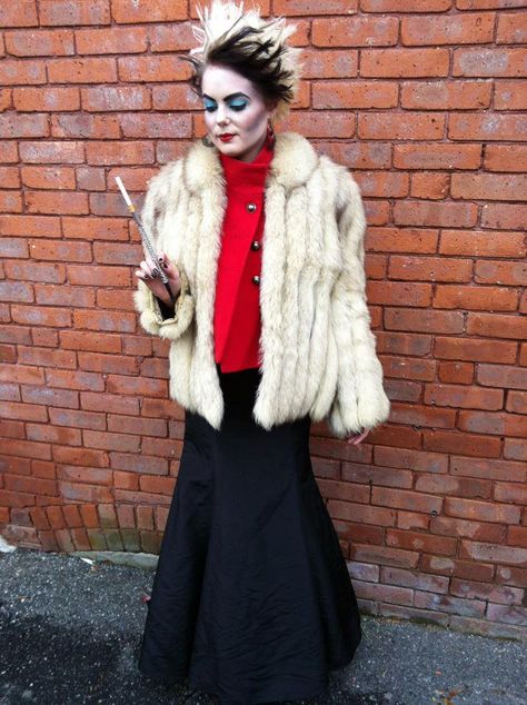 fantastic Cruella Deville costume. Diy Cruella Deville Costume, Cruella Deville Costume, Halloween Costumes To Make, Diy Costumes Women, White Fur Coat, Homemade Halloween Costumes, Diy Halloween Costumes Easy, Creative Costumes, Halloween Costume Contest