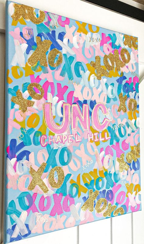 College Apartment Decor Diy Canvas Art, Aesthetic Art Paintings Simple, Xoxo Painting, Dorm Decor Diy, Dorm Wall Decor Ideas, College Paintings, Trendy Painting Ideas, Sorority Canvases, Dorm Canvas