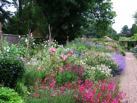 Gertrude Jekyll’s Munstead Wood – Invitation to the Garden Tudor Manor, Gertrude Jekyll, Manor Garden, Flower Bed Designs, Southern Garden, Shrub Roses, English Cottage Garden, English Country Gardens, Garden In The Woods