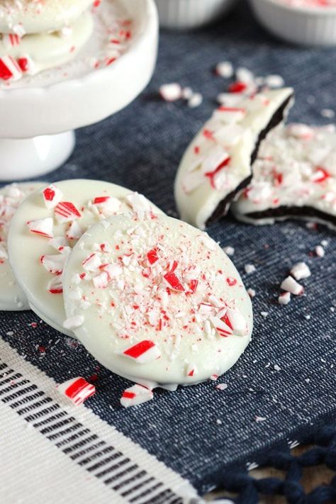 No-Bake Peppermint Bark Cookies // Video - The Suburban Soapbox Christmas Cookies Peppermint, Peppermint Oreos, Cookies Peppermint, Peppermint Pretzel, Peppermint Bark Cookie, Peppermint Treats, Peppermint Bark Recipes, Oreo Cookie Recipes, Crushed Peppermint