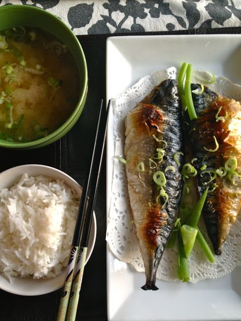 Korean Mackerel Recipe, Baked Mackerel, Grilled Mackerel, Sardine Recipes, Mackerel Recipes, Pickled Vegetables, Japanese Dishes, Steamed Rice, Asian Cooking