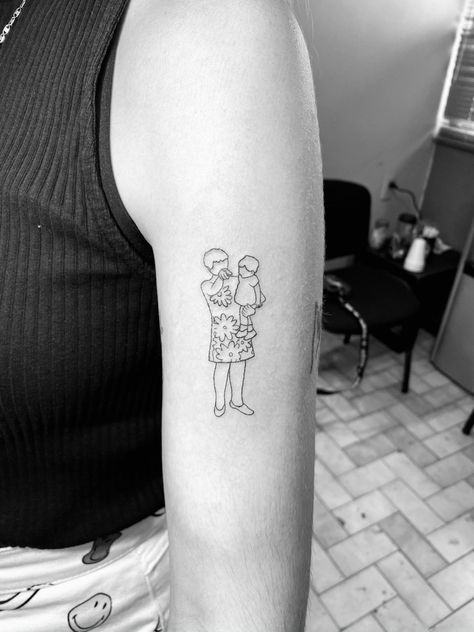 #tattoo #phototattoo #outline #blackline #aesthetic #artist #tattooideas #tatuajes Outline People Tattoo, Photo Outline Tattoo, Picture Outline Tattoo, Outline Tattoo, Family Tattoo, Family Tattoos, Tattoo Outline, Tattoo Inspo, Geometric Tattoo