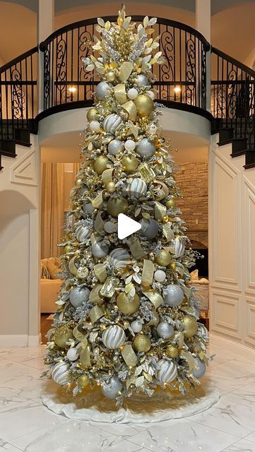 Antoinette Boston on Instagram: "Hey belles and beaus! I’m AB, a Christmas designer in DFW. I started decorating in 2014. I happened upon this specific skill set on accident while decorating for a friend. Since then, I have taught thousands of people how to decorate like me and how to run successful decorating businesses. I’m usually a one woman show arriving to houses with my ladder, apron, and a smile. Follow along as I decorate over 80 trees this season. This beauty in the video is tree 9 of the season! Comment and let me know what you think I should name her. 
.
.
.
.
#homedecor #luxuryhome #luxury #christmastree #ornaments #xmastree #navidad #instagood #Instalike #explore #tistheseason #christmasdecor #christmasinsporation #christmaslights #pretty #christmastime #christmas2023 #design Trending Christmas, Luxury Christmas Tree, Diy Christmas Tree Topper, Christmas Tree Decorating, Flocked Christmas Trees Decorated, Christmas Tree Set, Tree Decorating, Christmas Tree Inspiration, White Christmas Trees