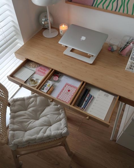 girly moments 🌷 #pinterestaesthetic #apartmentliving #girlstyle Room Desk Aesthetic, Study Area Aesthetic, Desk Decor Aesthetic, Work From Home Aesthetic, Girly Office, Girly Apartments, Aesthetic Apartment, Uni Room, Desk Inspo