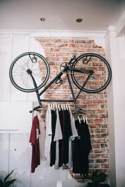 22 Space Saving Bike Storage Ideas Adding Sports Enthusiasm to Interior Decorating Hanging Bike Rack, Fabrikasi Logam, Diy Dressing, Old Bicycle, Bicycle Rack, Vintage Blog, Bicycle Art, Old Bikes, Bike Storage