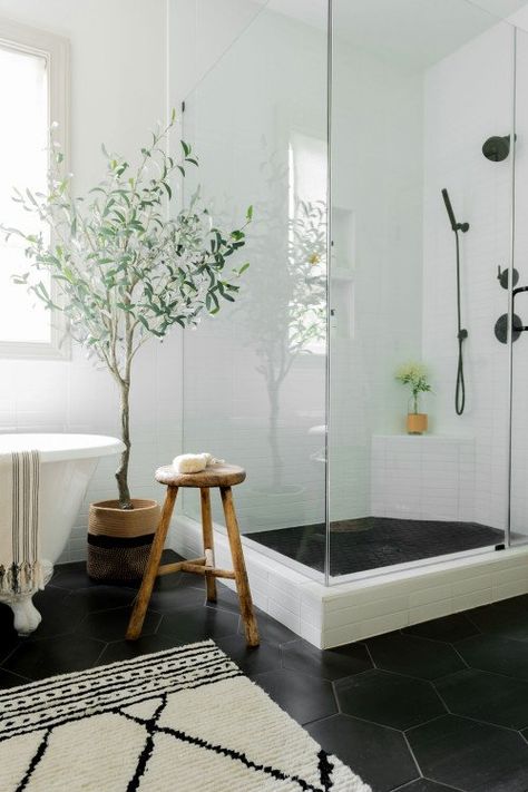 Black And White Bathroom Remodel Ideas, Bathroom Shower And Tub Ideas, Bathroom Black Tiles, Black And White Bathroom Ideas Modern, White Bathroom With Black Accents, White And Black Bathroom Ideas, Bathroom Black Floor, Black And White Modern Bathroom, Bathroom With Black Accents