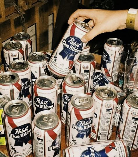 Pbr Beer, Vintage Americana Aesthetic, Party College, Americana Aesthetic, Pabst Blue Ribbon Beer, Scene Aesthetic, American Bars, Bar Scene, Fotografi Vintage