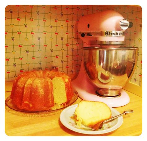 Southern Living Million Dollar Pound Cake Recipe | Snaxtime Million Dollar Cake, Dollar Cake, Pringle Flavors, Million Dollar Pound Cake, Southern Living Recipes, Lemon Blueberry Bread, Magazine Recipes, Vintage Cakes, Pound Cake Recipe