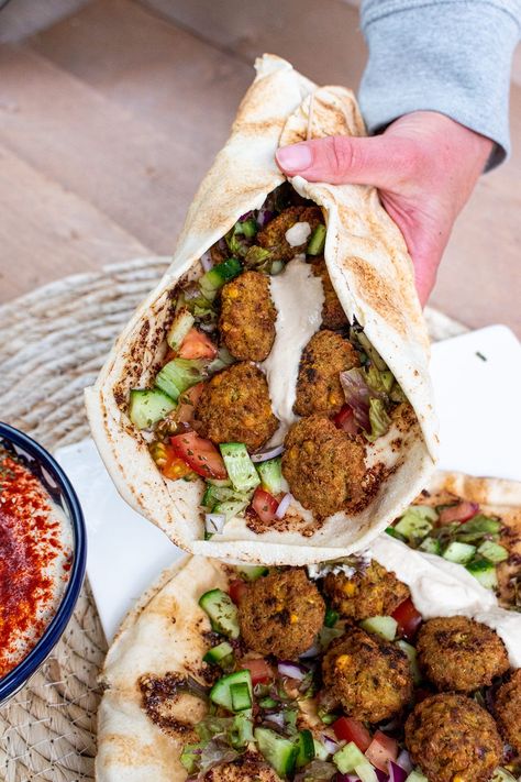 Libanees flatbread met za'atar en falafel - Vegan recepten - Vetjebol Vegetarische Diners, Falafel Vegan, Low Fat Diet Plan, Vegas Food, Food Advice, Za Atar, Lost 100 Pounds, Low Fat Diets, Healthy Diet Plans