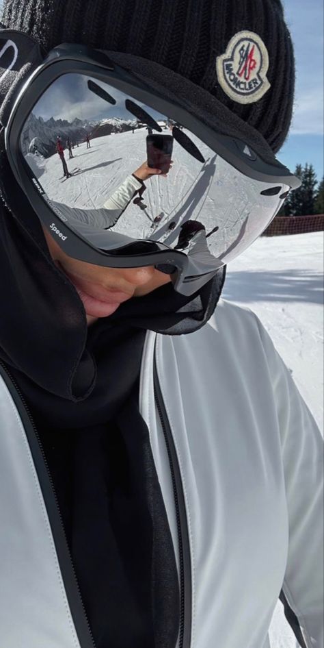 Mode Au Ski, Ski Pics, Kily Jenner, Ski Trip Outfit, Ski Outfits, Ski Aesthetic, Goggles For Men, Ski Outfit, Ski Girl