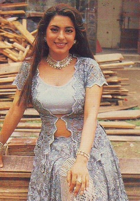 Beautiful Juhi Chawla Vintage Bollywood Outfits, Juhi Chawla 90s, Retro Bollywood Fashion, 90s Bollywood Actress, 90s Bollywood Fashion, Desi Dress, Retro Fashion Outfits, Juhi Chawla, Desi Fashion Casual