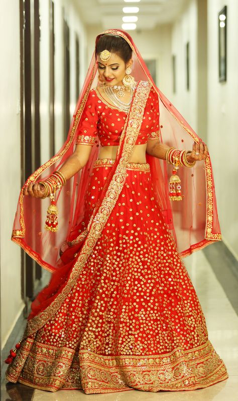 Lehenga Poses, Lehenga Sabyasachi, Single Pose, Marriage Poses, शादी की तस्वीरें, Indian Bride Poses, Indian Bride Photography Poses, Indian Wedding Poses, Indian Wedding Bride