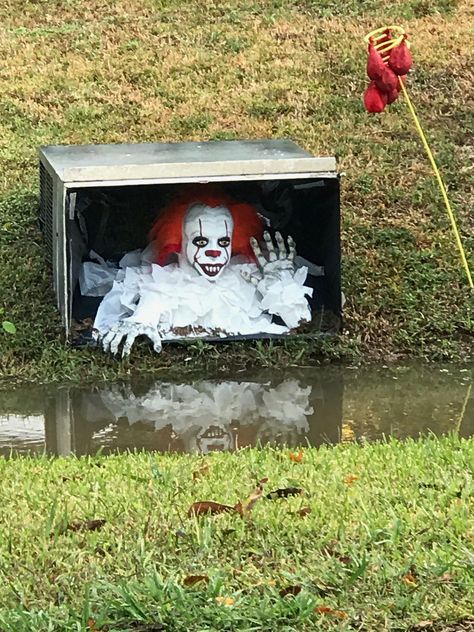 Tent Or Treat Decorating Ideas, Clown Halloween Yard Decorations, Penny Wise Decorations, Haunted Trail Ideas Scary Diy, Garage Halloween Party, Halloween Comics, Creepy Halloween Props, Haunted Trail, Scary Halloween Decorations Outdoor