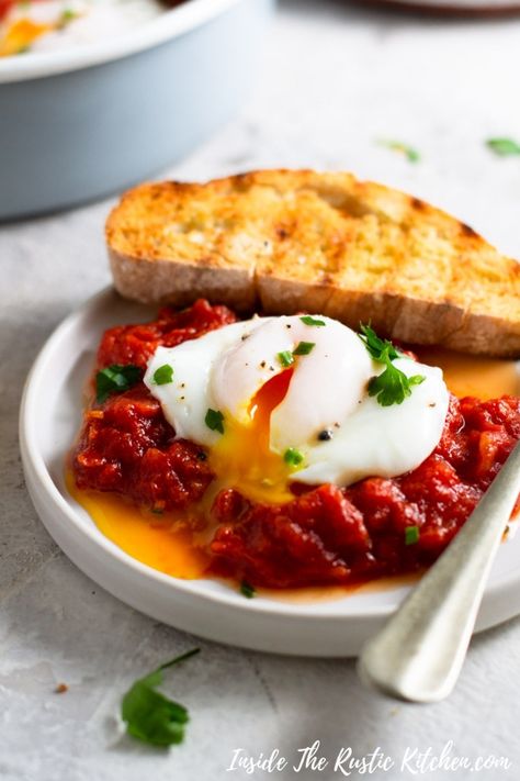 Italian poached eggs served in a spicy tomato sauce. This delicious Italian breakfast recipe is super easy and best served with crusty bread for dunking. #Insidetherustickitchen #poachedeggs #tomatosauce #breakfast Breakfast Recipes Eggs, Italian Breakfast Recipes, Bread Italian, Recipes Eggs, Eggs In Purgatory, Italian Breakfast, Italian Recipes Easy, Spicy Tomato Sauce, Fruit Breakfast