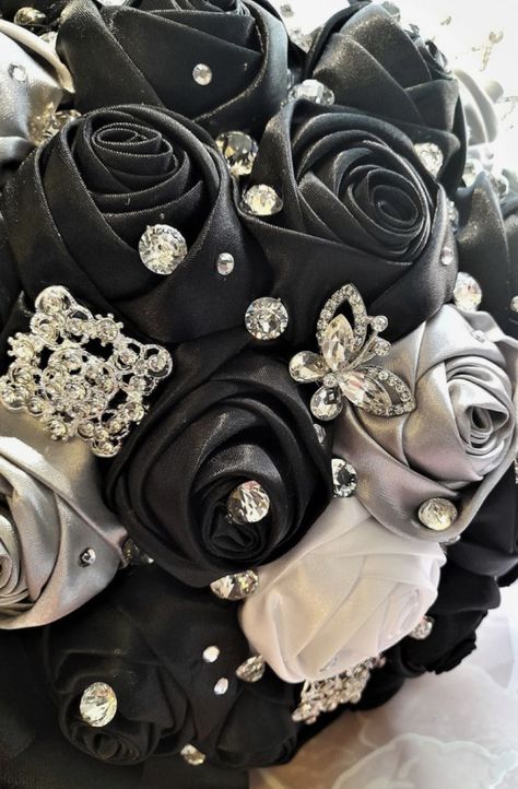 Black Quinceanera Bouquet, Black Quince Bouquet, Black And Silver Quince Theme, Moon Quince, Black And White Quinceanera, Black Flower Wedding, Black And White Wedding Bouquet, Satin Flower Bouquet, Black Flower Bouquet