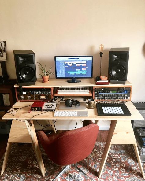 Small Apartment Music Studio Apartment Music Studio, Small Music Studio Ideas, Small Music Studio, Home Music Studio Ideas, Music Room Office, Home Studio Desk, Music Desk, Home Recording Studio Setup, Recording Studio Setup