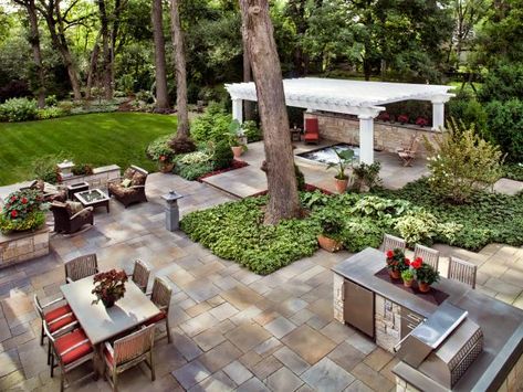 HGTV: Landscape architect Bob Hursthouse designed a backyard retreat fit for celebrating all of life's milestones. The family-friendly space offers multiple seating and dining areas, a hot tub and a pergola, making it perfect for hosting gatherings of all sizes. Backyard Layout, Patio Grande, Summer Backyard, Big Yard, Backyard Entertaining, Large Backyard, Backyard Retreat, Porch Design, Dream Backyard