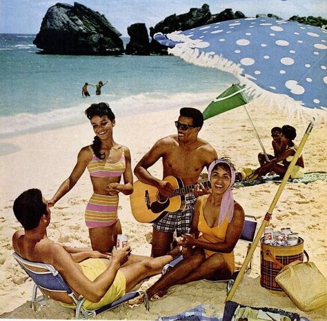 Vintage 50s or 60s photo of people on the beach having fun ... People At The Beach, 60s Photos, Black Photos, Vintage Black Glamour, Seaside Beach, Surf City, I Love The Beach, Vintage Beach, Vintage Movies